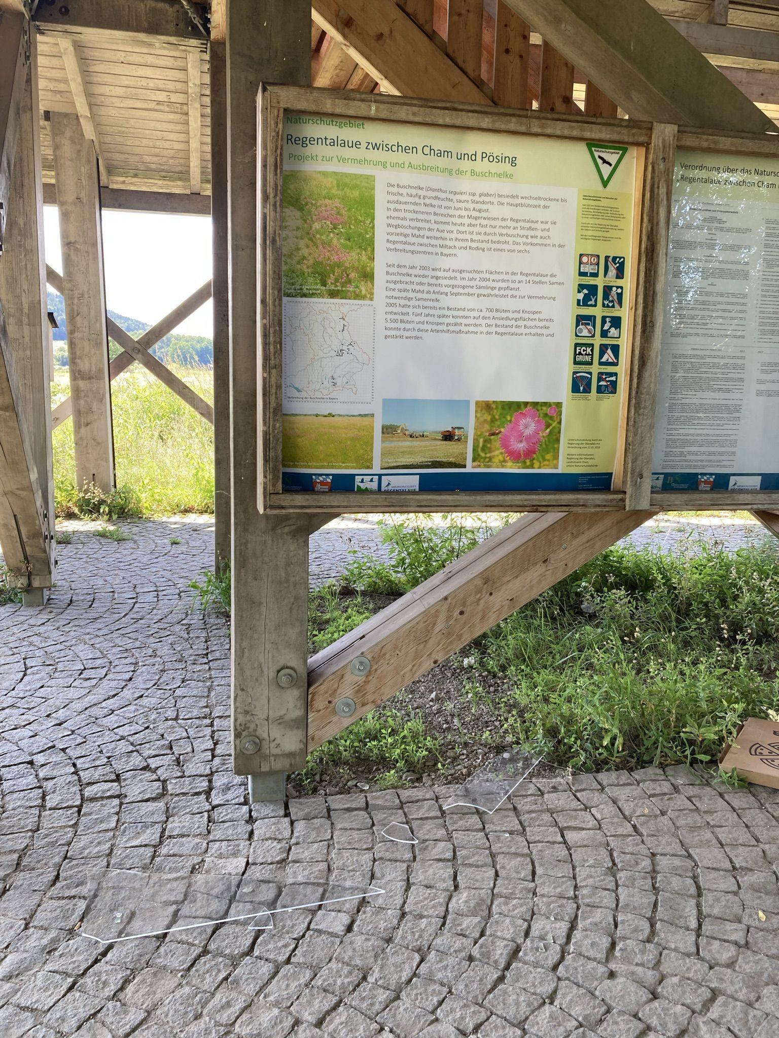Die Plexiglasscheibe des Schaukastens am Aussichtssturm wurde von Unbekannten beschädigt Beschädigte Schautafel beim Aussichtsturm