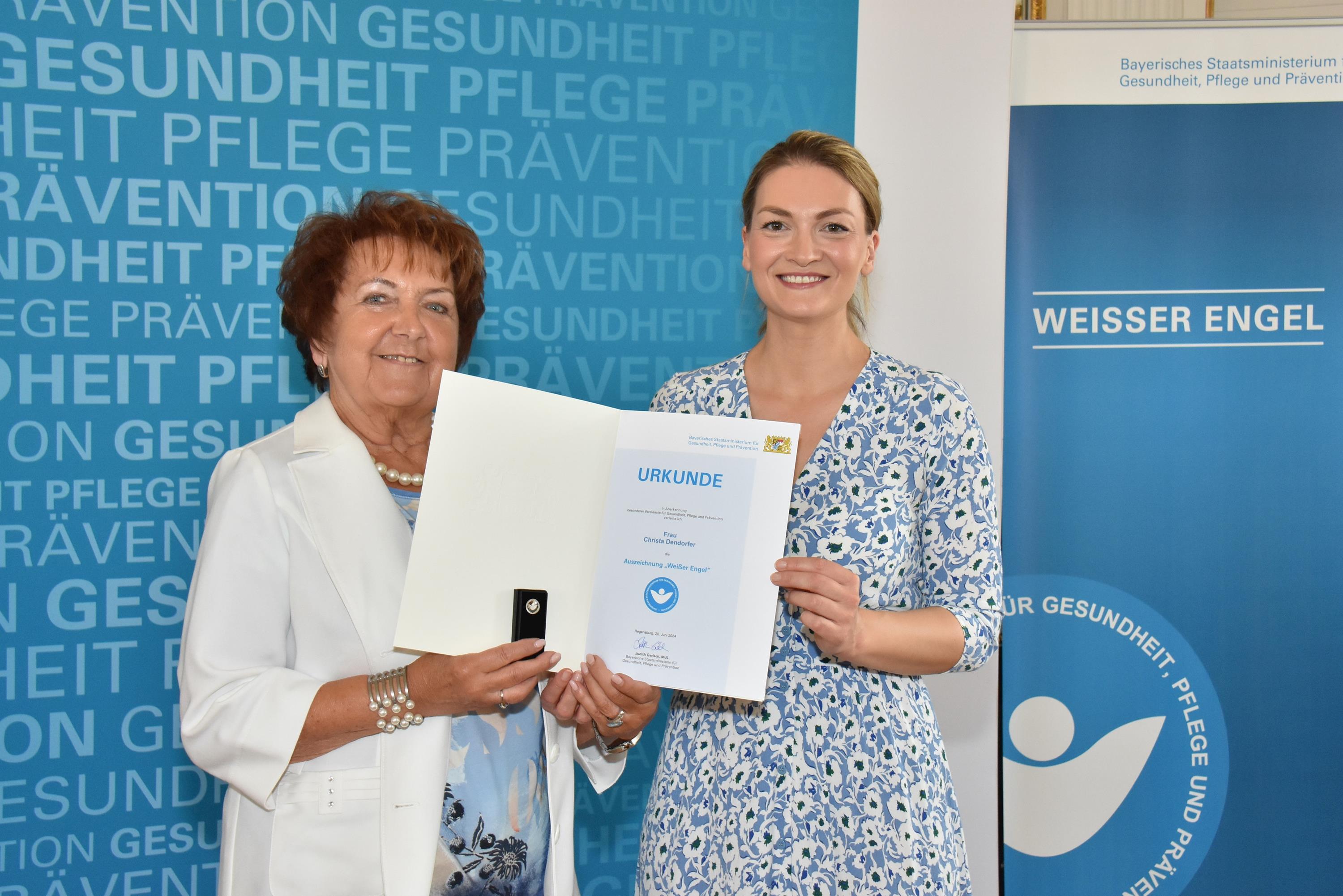 Christa Dendorfer mit Gesundheitsministerin Judith Gerlach 