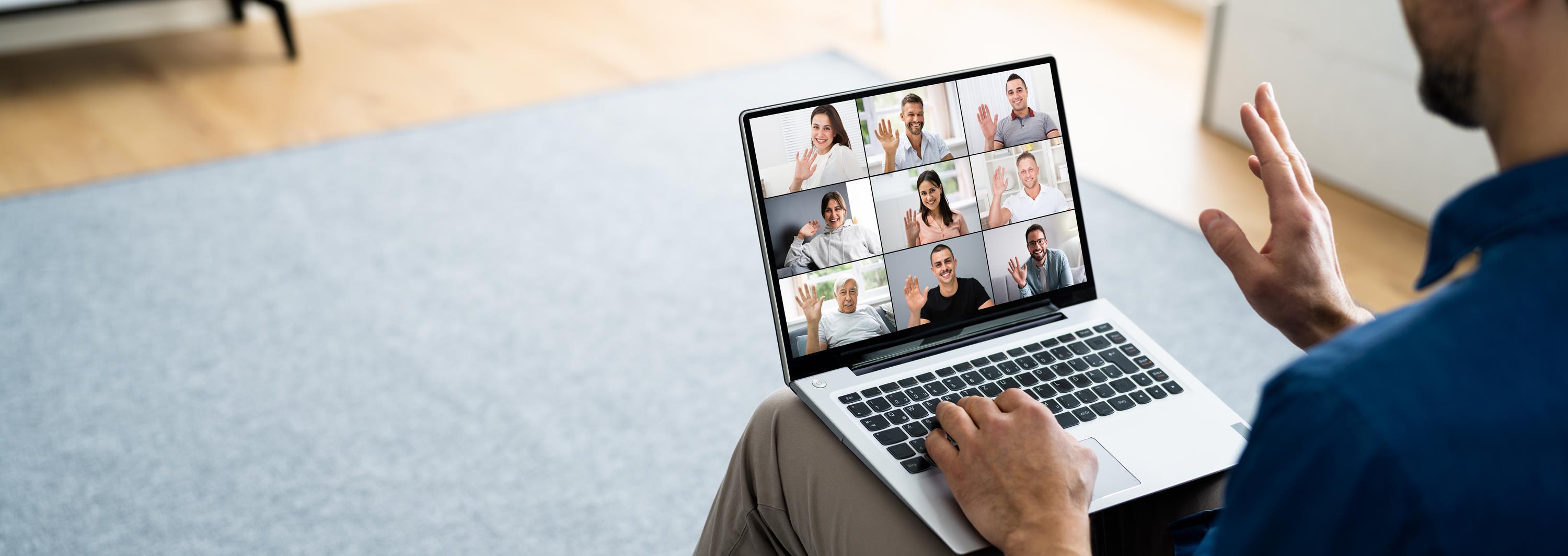 Mann nimmt per Laptop an einer Videokonferenz teil