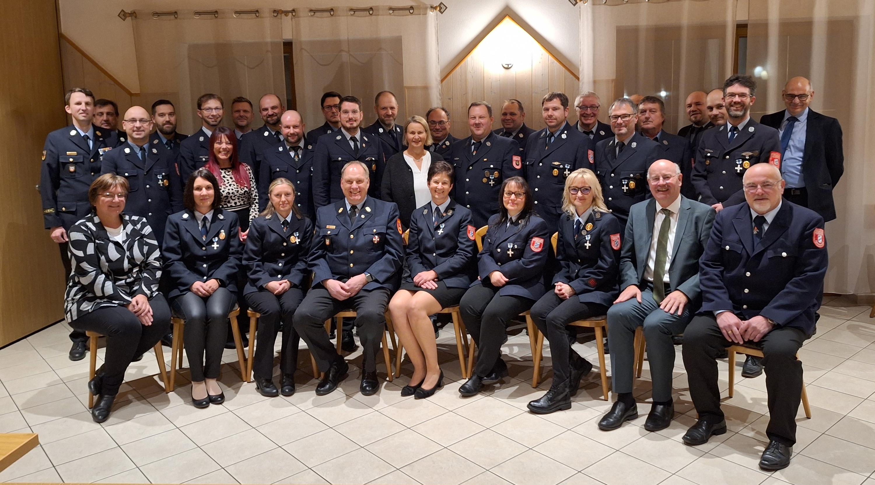 Gruppenfoto Feuerwehrkameradinnen und -kameraden 