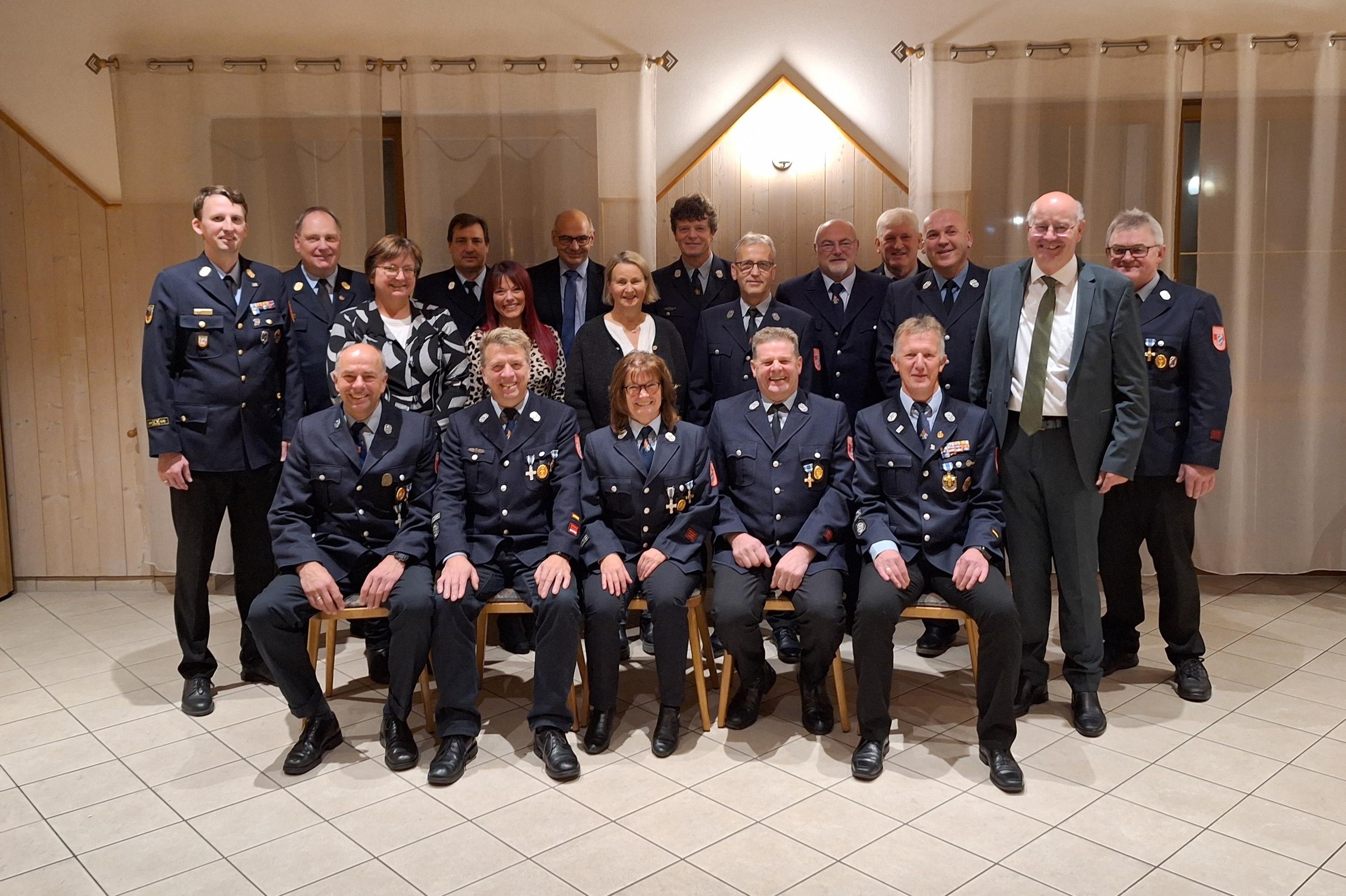 Gruppenfoto Feuerwehrkameradinnen und -kameraden 