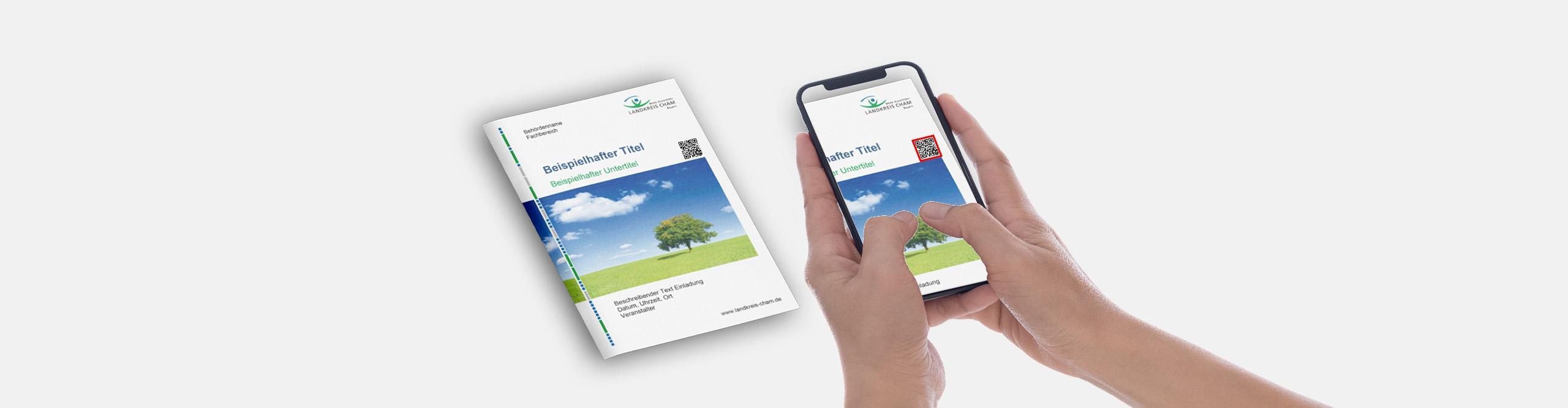 Handy scannt einen QR-Code von einem Landkreisflyer 