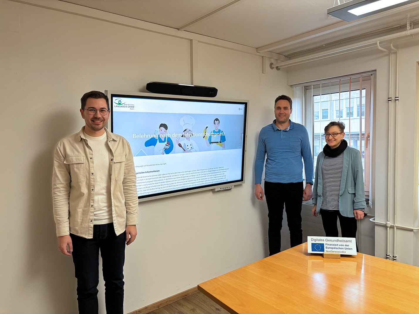 Über den Start der Online Belehrung nach dem Infektionsschutzgesetz freute sich der Leiter des Gesundheitsamtes Cham Dr. Benedikt Knon zusammen mit Helga Bachmeier-Traurig, stv. Leiterin und Stefan Weingärtner, Digitalisierungsmanager Dr. Knon mit Helga Bachmeier-Traurig und Stefan Weingärtner