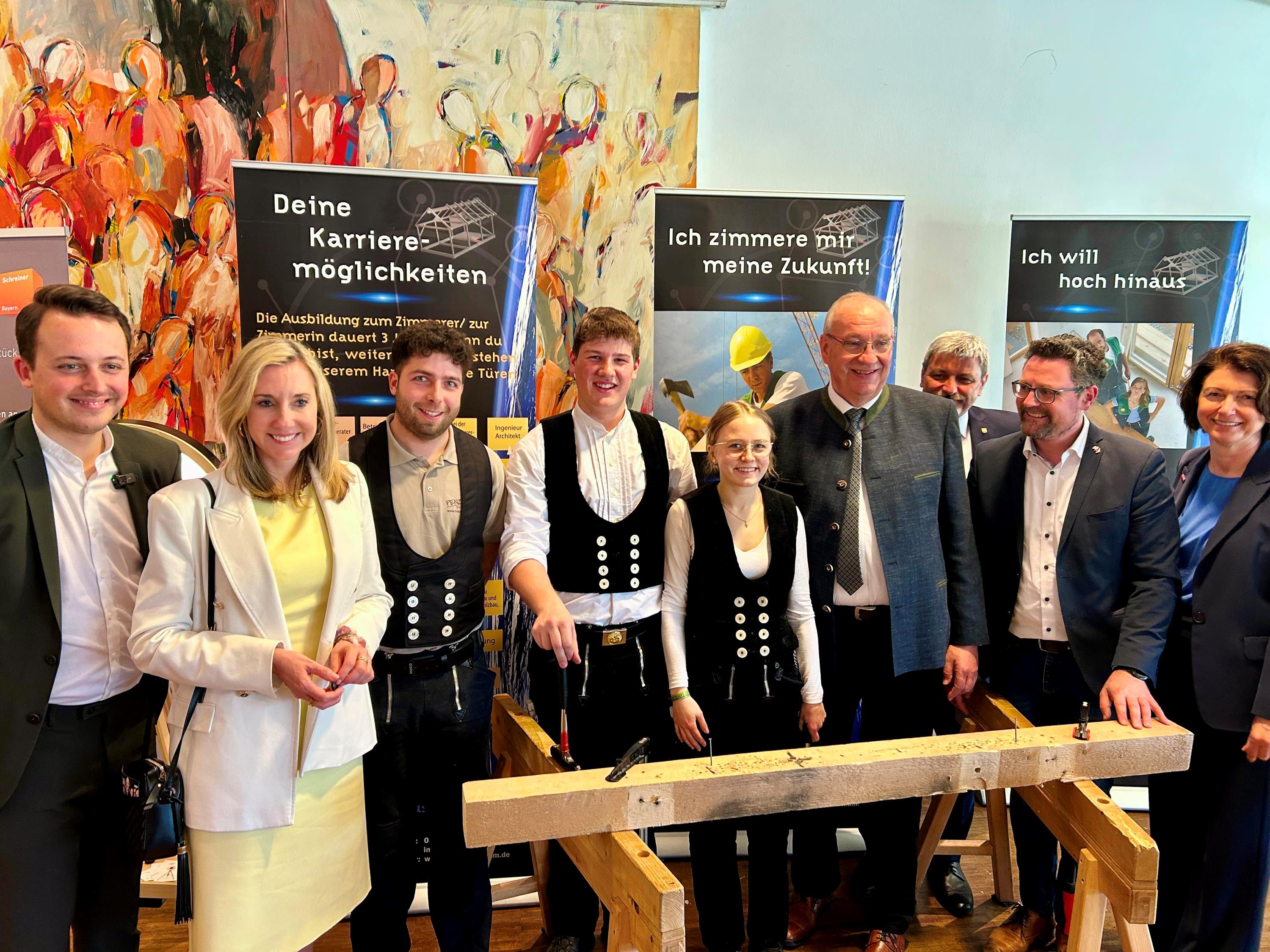 Landrat Franz Löffler zeigte Staatsministerin Anna Stolz das vielfältige Ausbildungsangebot im Landkreis Cham Die Ehrengäste mit der Zimmerer-Innung