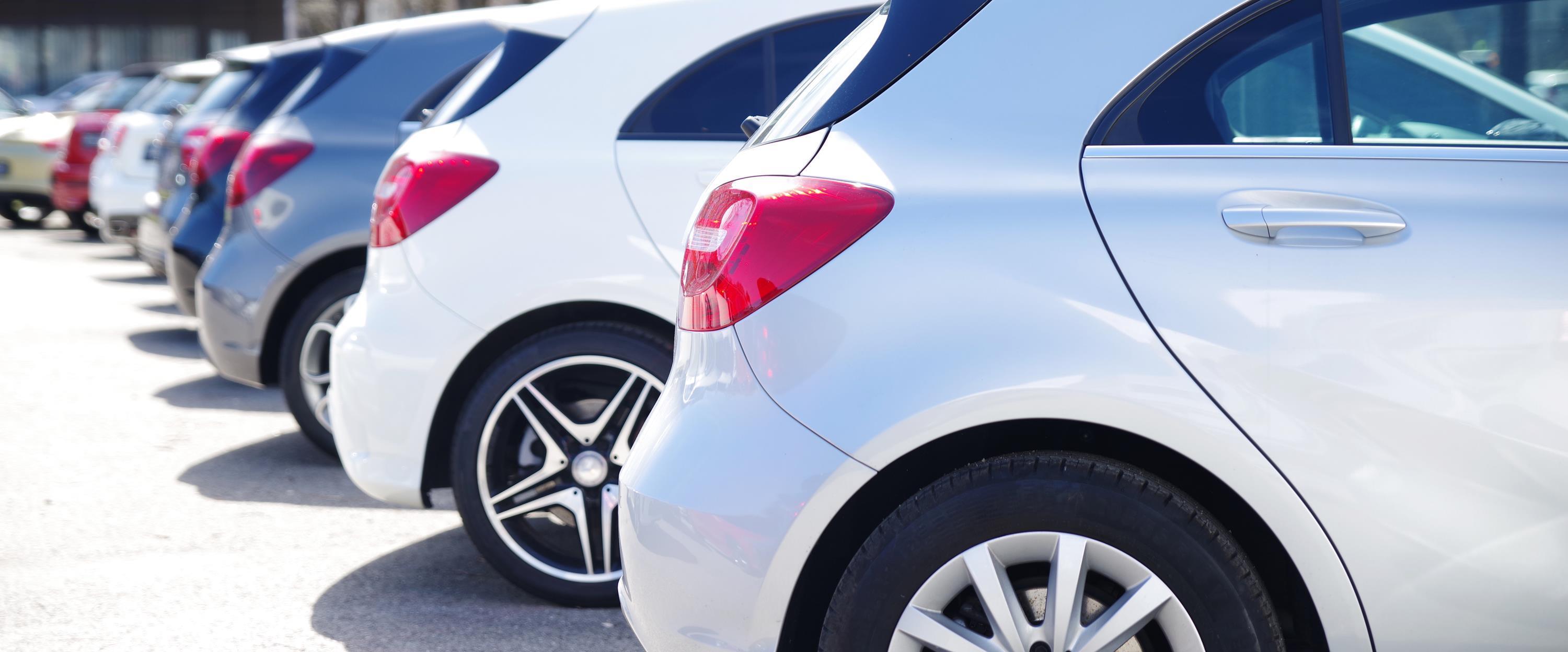 Eine Reihe parkender Autos