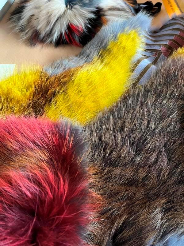 Tierpelze, teilweise bunt gefärbt