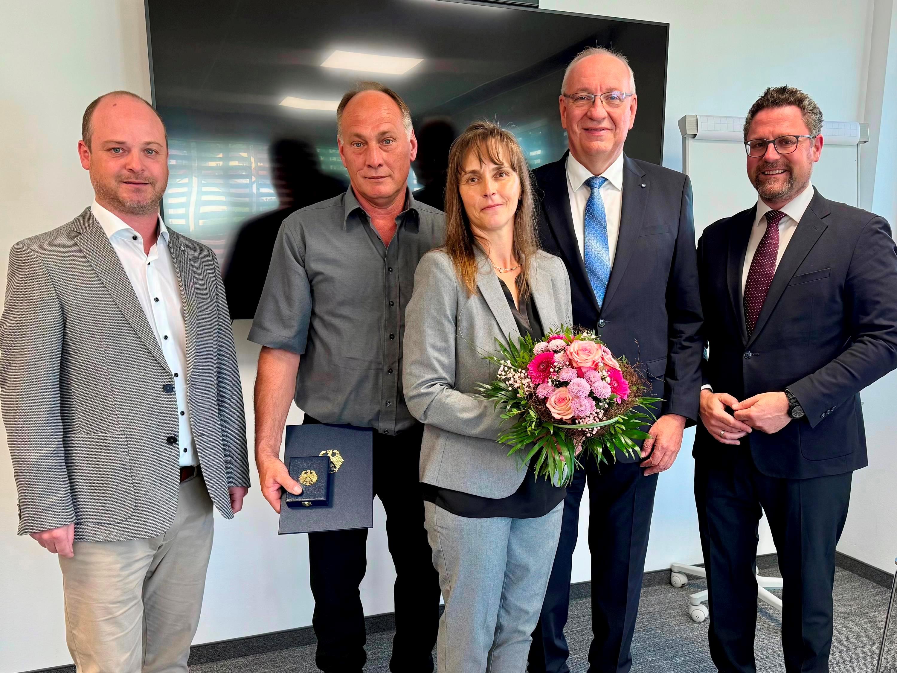 Ehepaar Schmidhuber mit weiteren Personen 