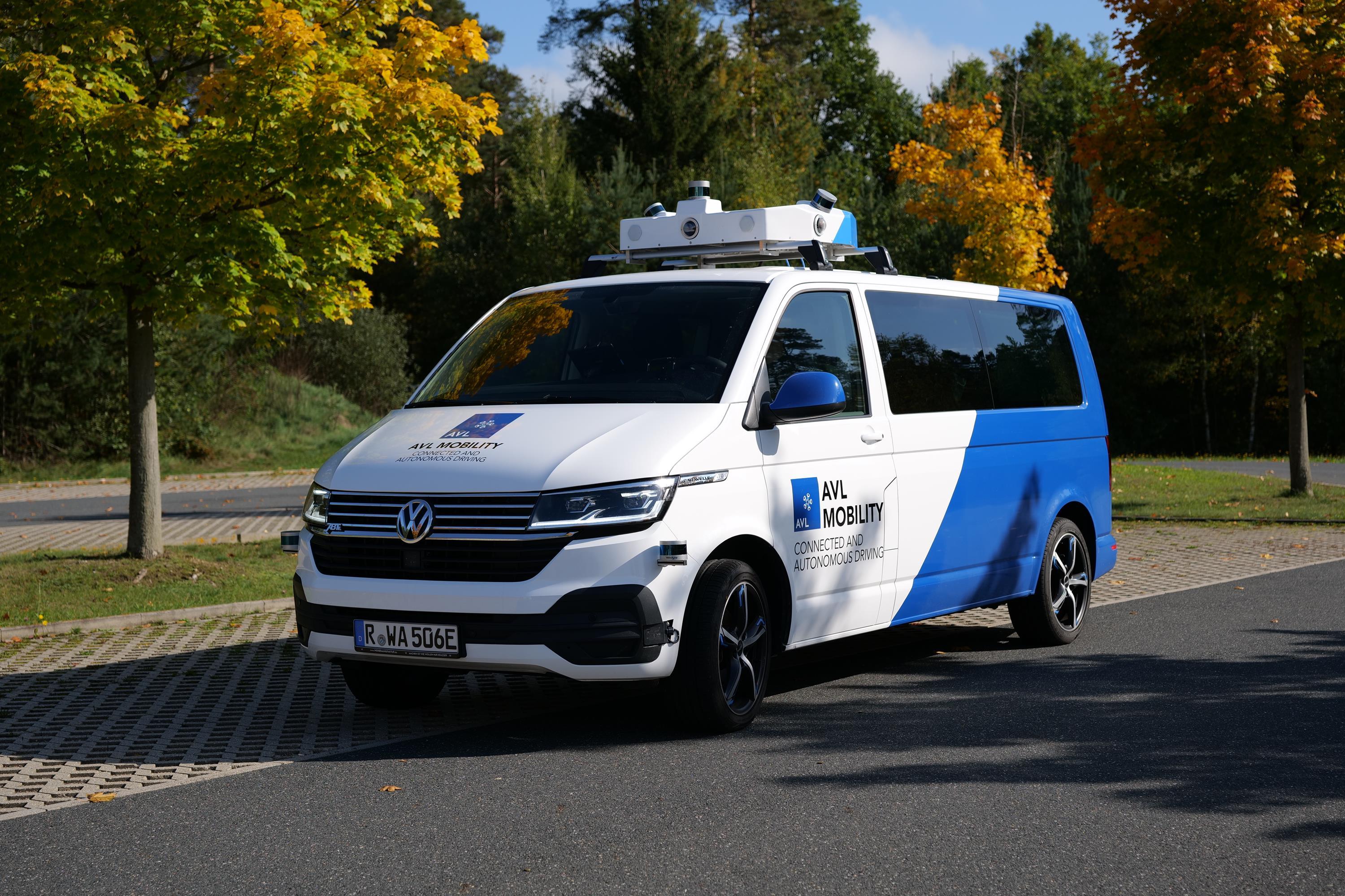 Autonom fahrendes Testfahrzeug der Firma AVL AutBus auf Versuchsfahrt