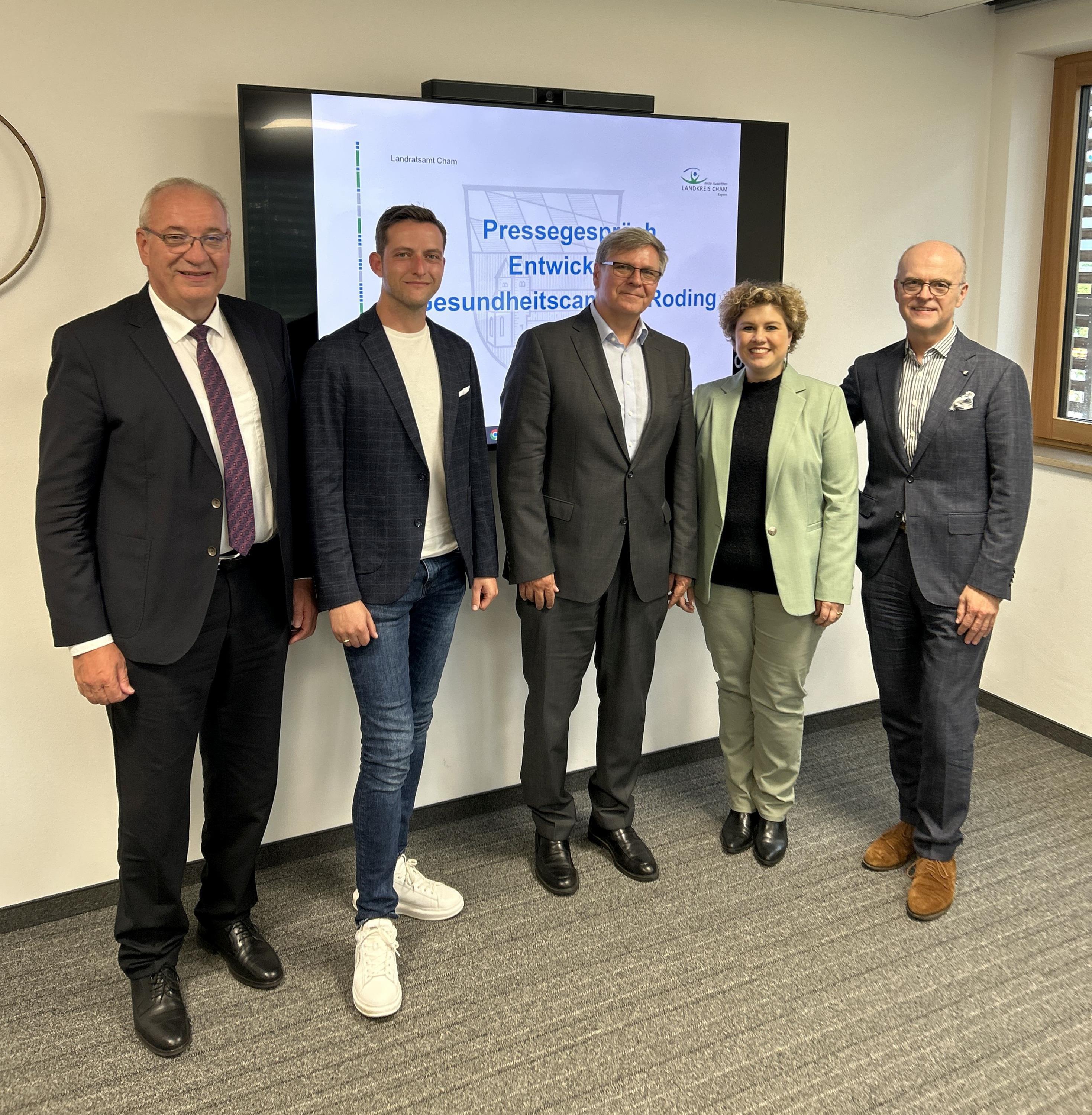 Starke Partnerschaft zur Umsetzung des vier Säulen Modells am Gesundheitscampus Roding Landrat mit Vertretern von Sana