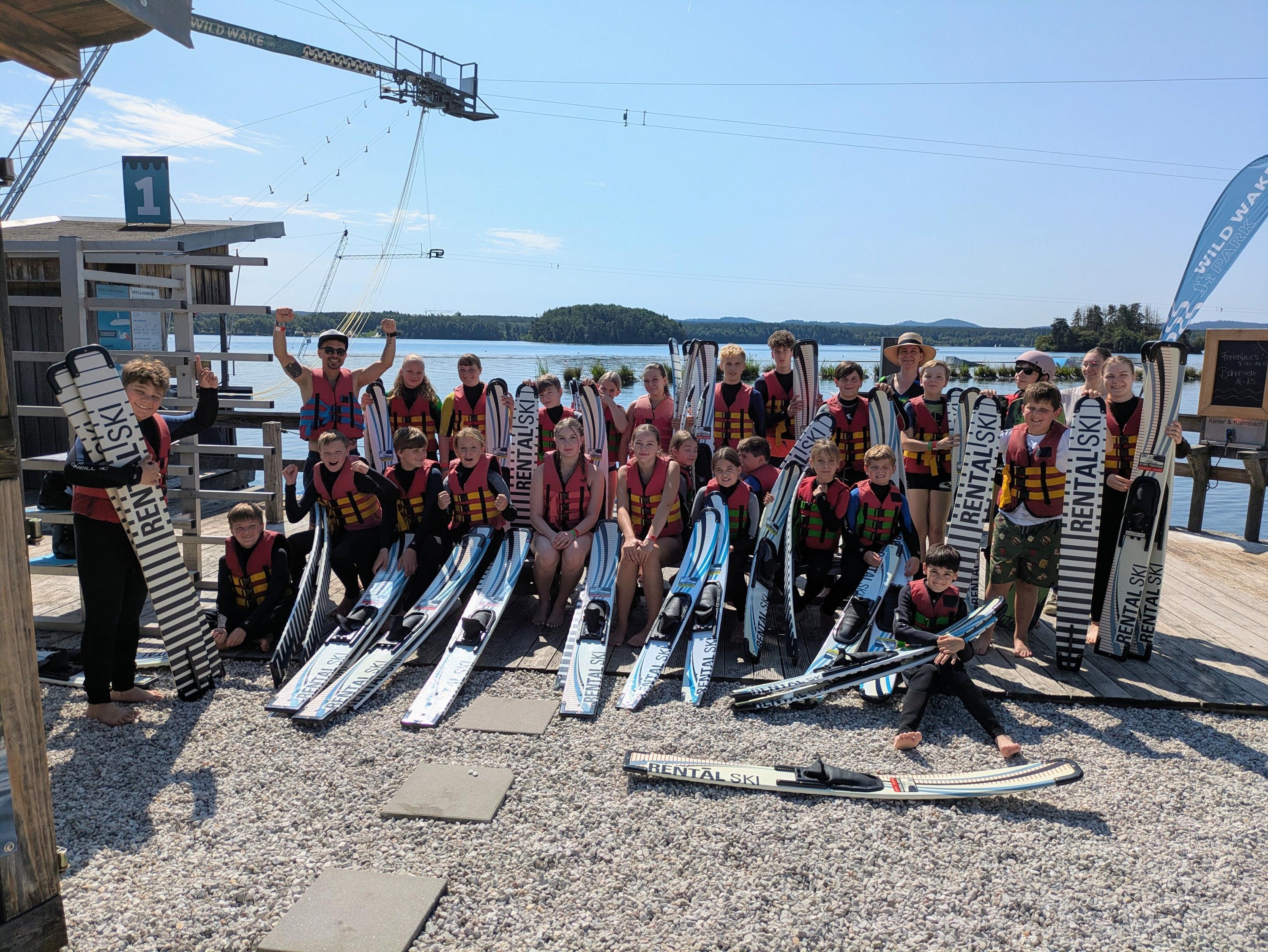Einmal öfter wieder auf die Bretter stellen, als man ins Wasser fällt: Diese Lektion stand bei einem Ferienausflug mit dem Kreisjugendrings zum Steinberger See auf der Agenda Alle Teilnehmer:innen des Ferienausflugs zum Steinberger See